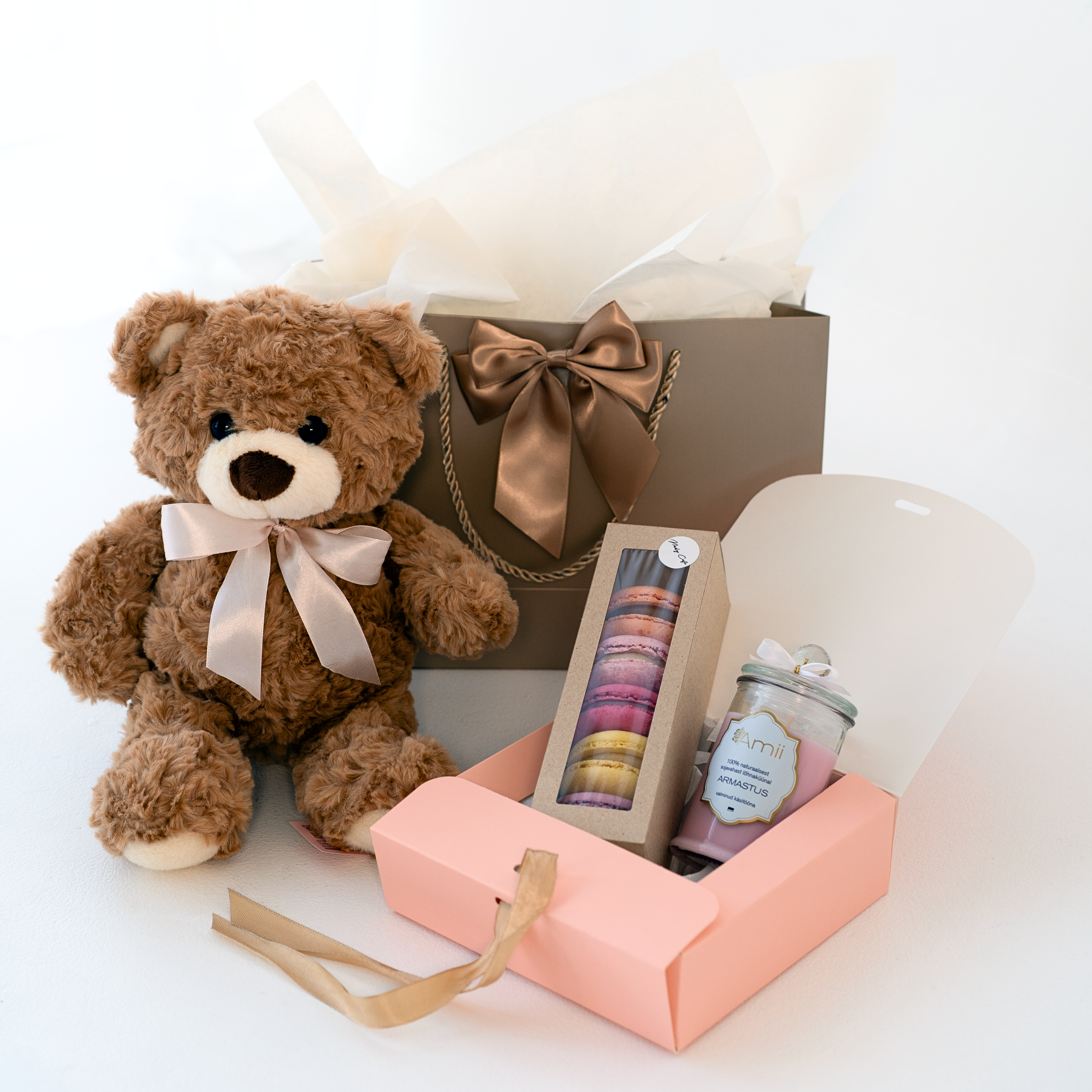 Pruun karu, kinkekott, makroonid, küünal.png